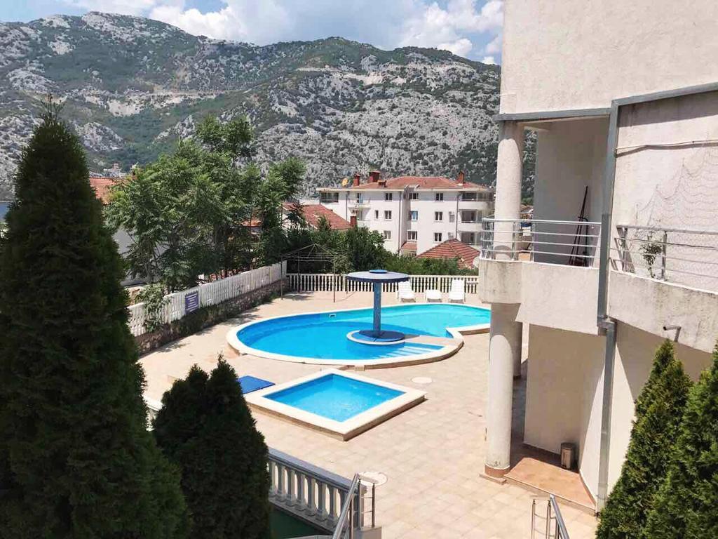 Roman Garden Apartment Risan Kültér fotó